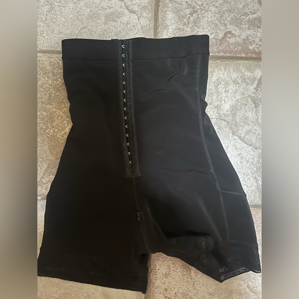 Waist shaper with zipper